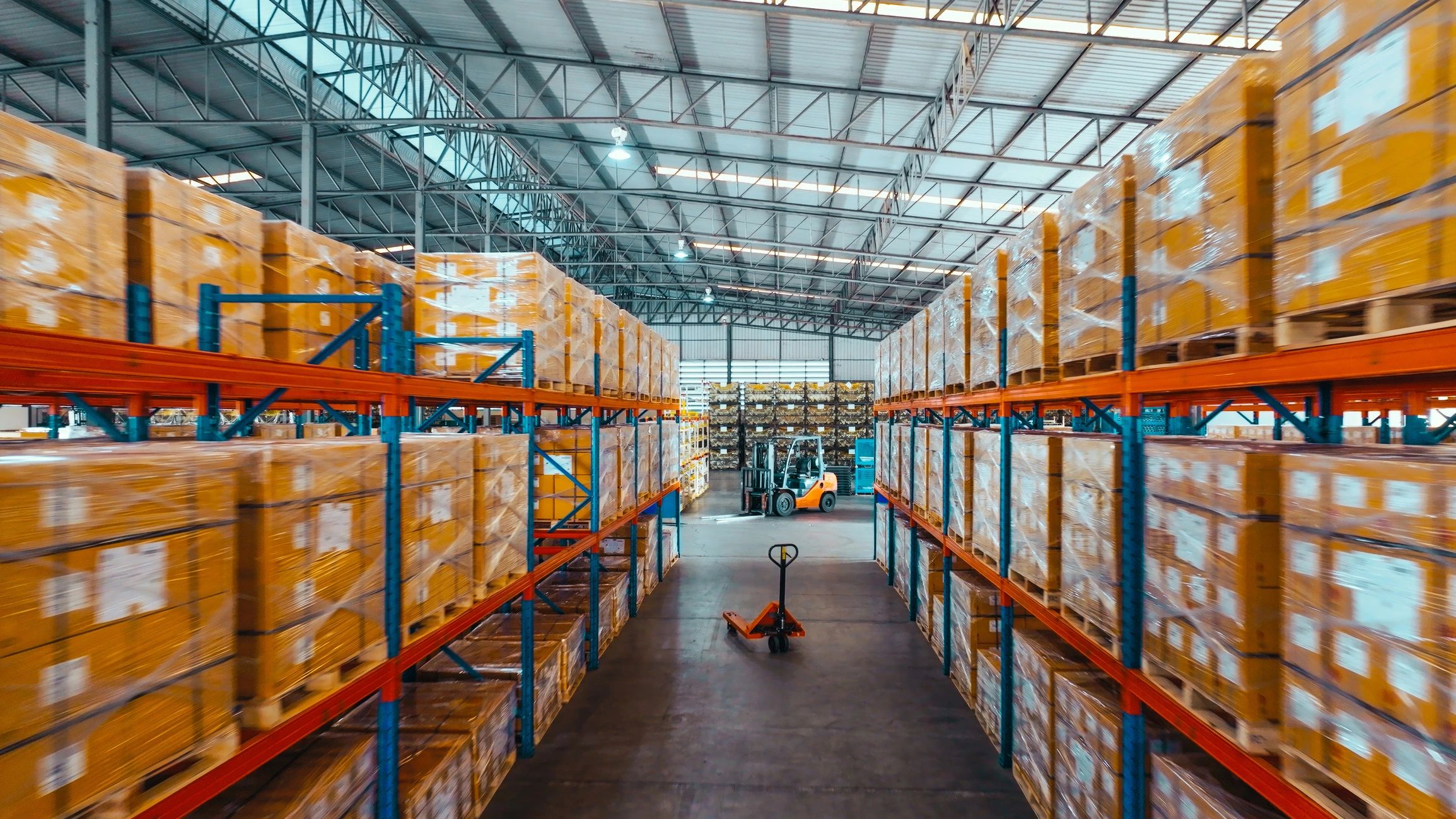 Pasillo de almacén industrial con mercancía organizada